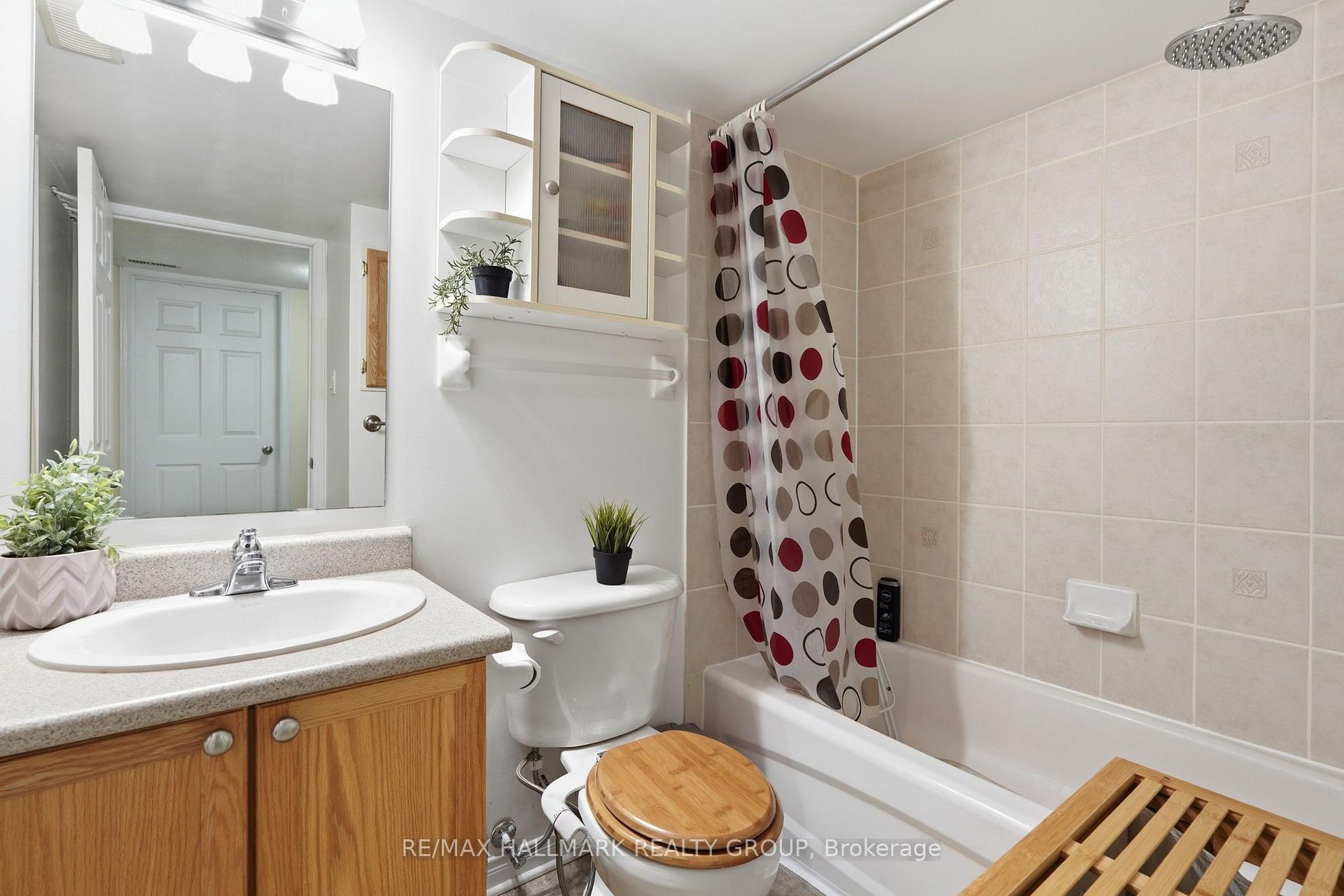 Photo 23 of 114 Monterey Drive, Ottawa, Leslie Park — HOMEH