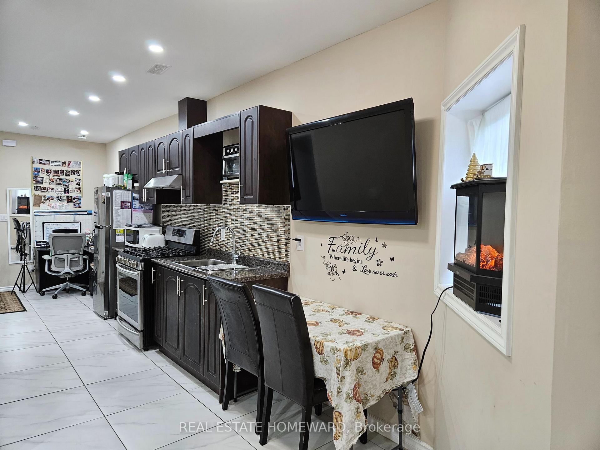 Photo 6 of Unit Lower, 141 Coxwell Avenue, Toronto, The Beaches — HOMEH