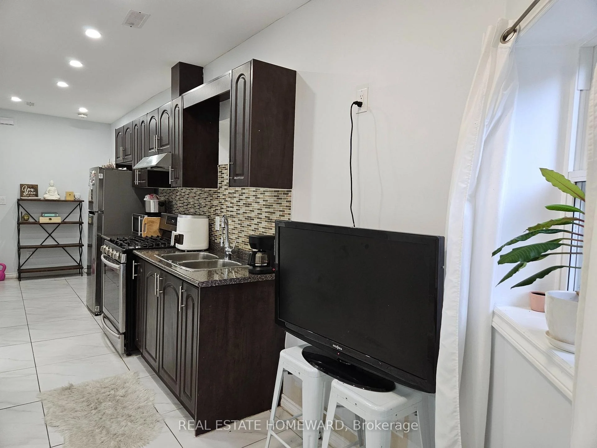 Photo 5 of Unit Lower, 141 Coxwell Avenue, Toronto, The Beaches — HOMEH