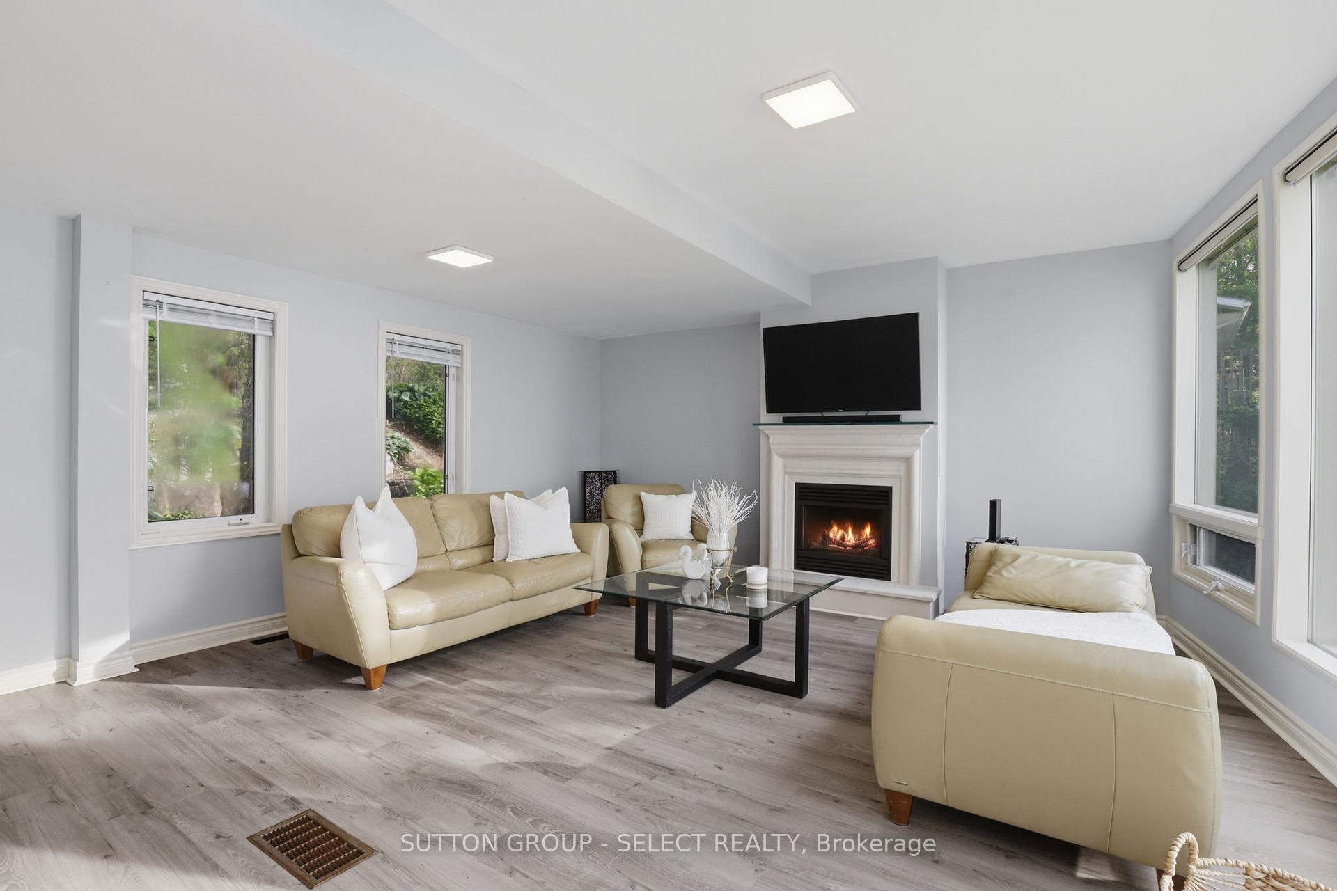 Photo 10 of 5284 Cliff Road, Lambton Shores, Forest — HOMEH