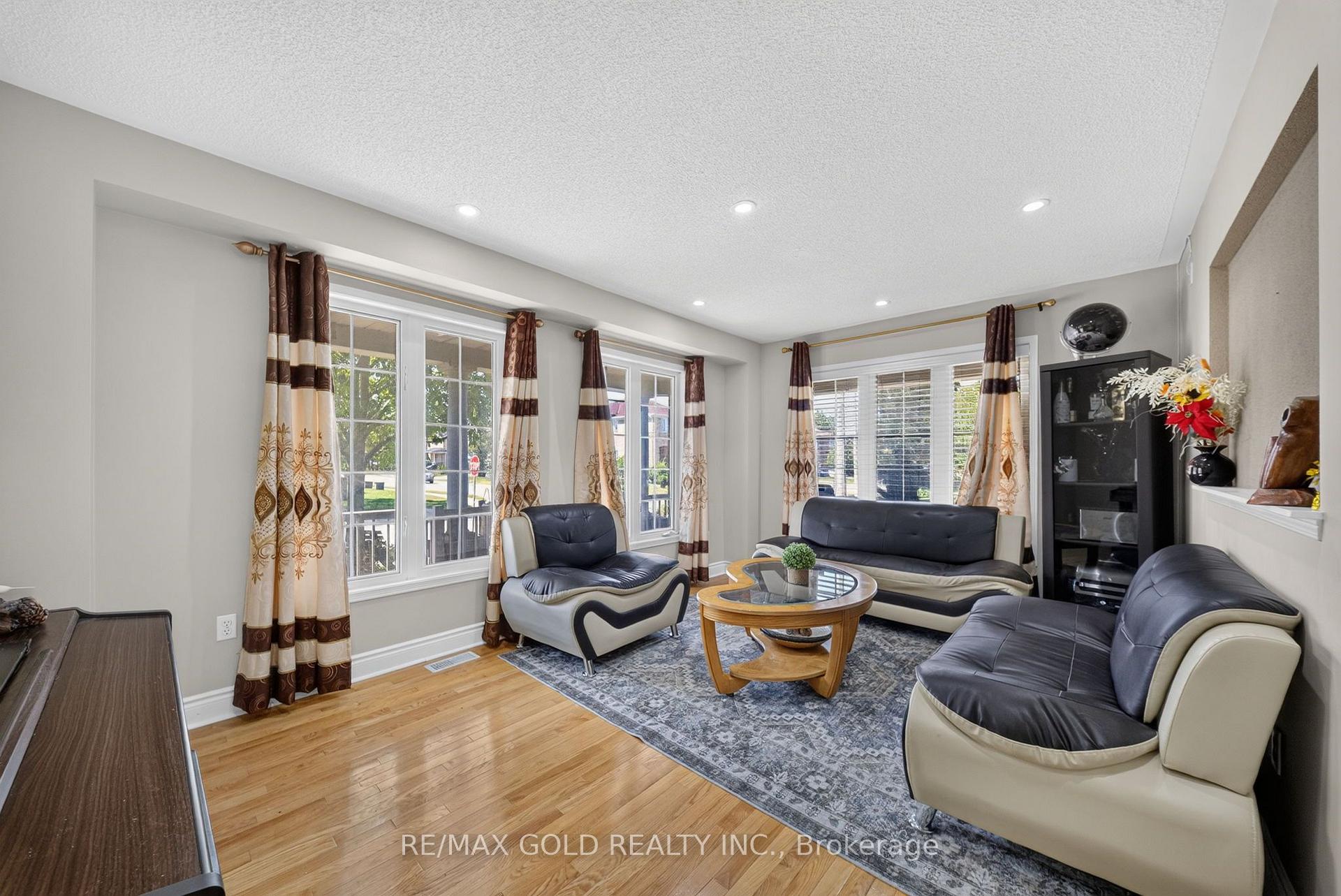 Photo 8 of 4 Sunnyview Road, Brampton, Fletcher's Meadow — HOMEH