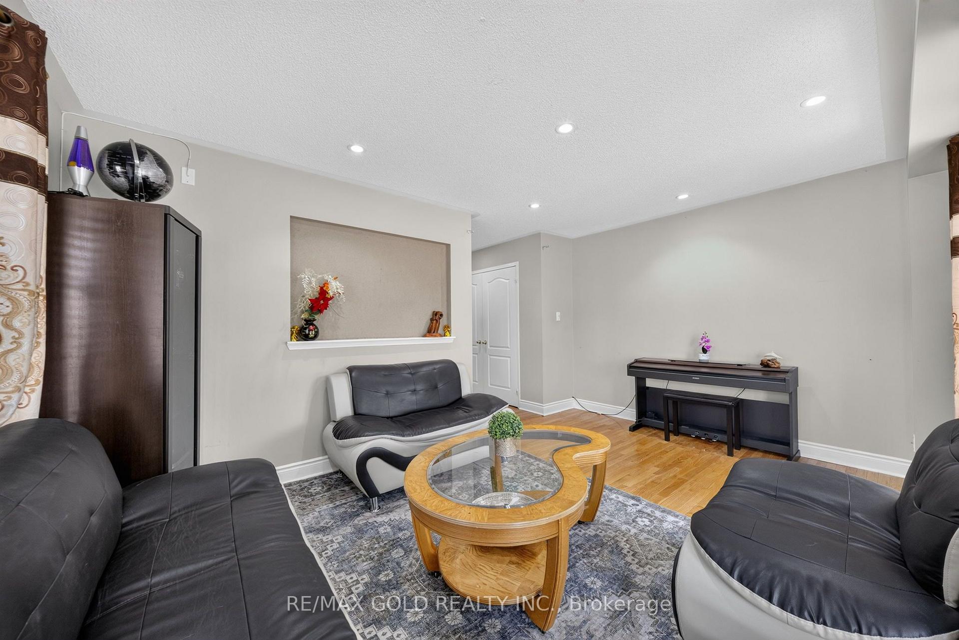 Photo 9 of 4 Sunnyview Road, Brampton, Fletcher's Meadow — HOMEH