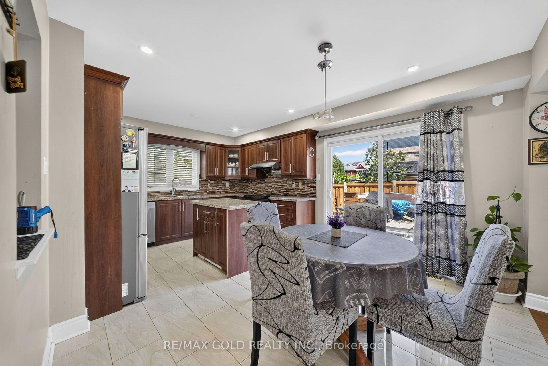 Photo 12 of 4 Sunnyview Road, Brampton, Fletcher's Meadow — HOMEH
