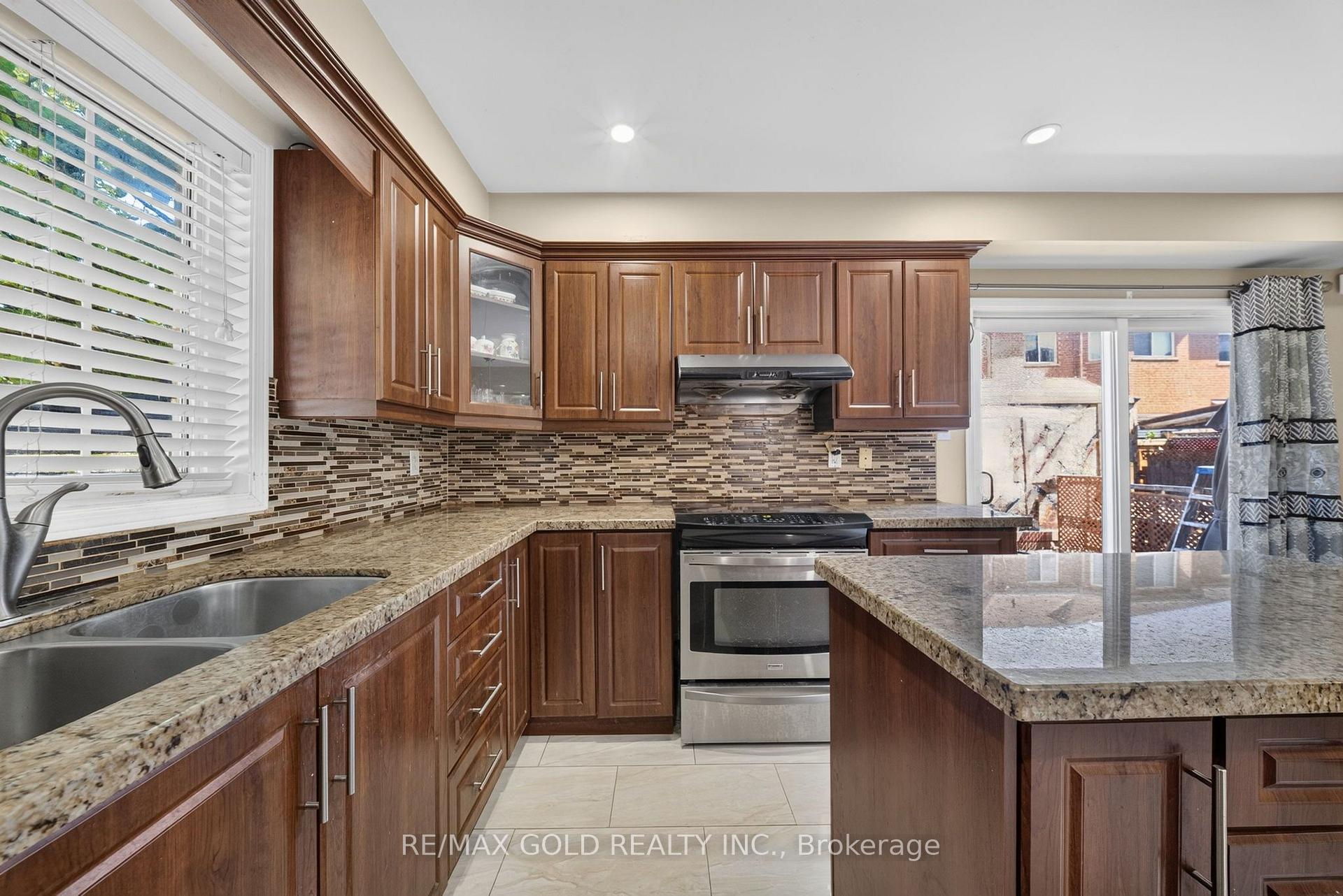 Photo 13 of 4 Sunnyview Road, Brampton, Fletcher's Meadow — HOMEH