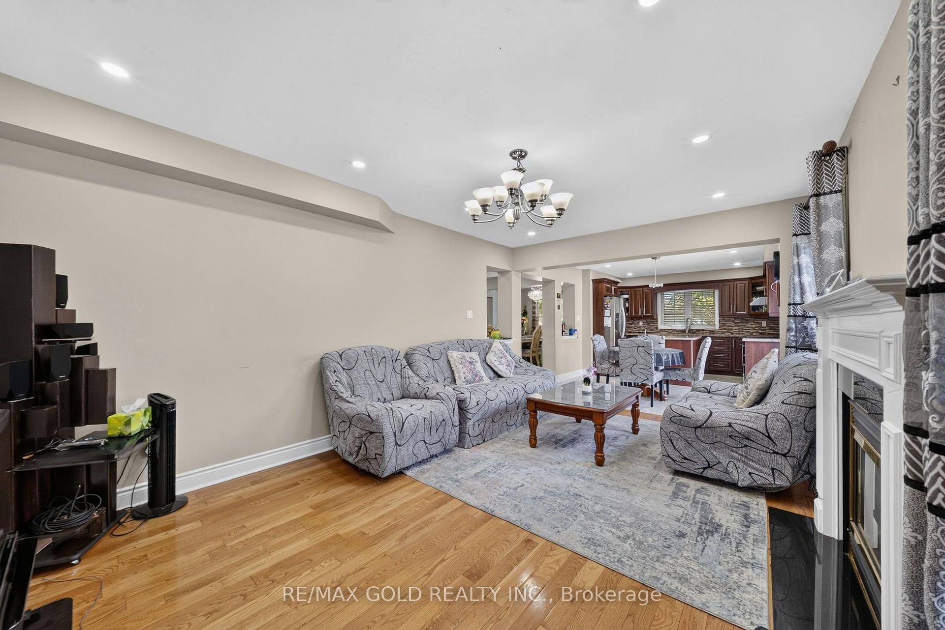 Photo 15 of 4 Sunnyview Road, Brampton, Fletcher's Meadow — HOMEH