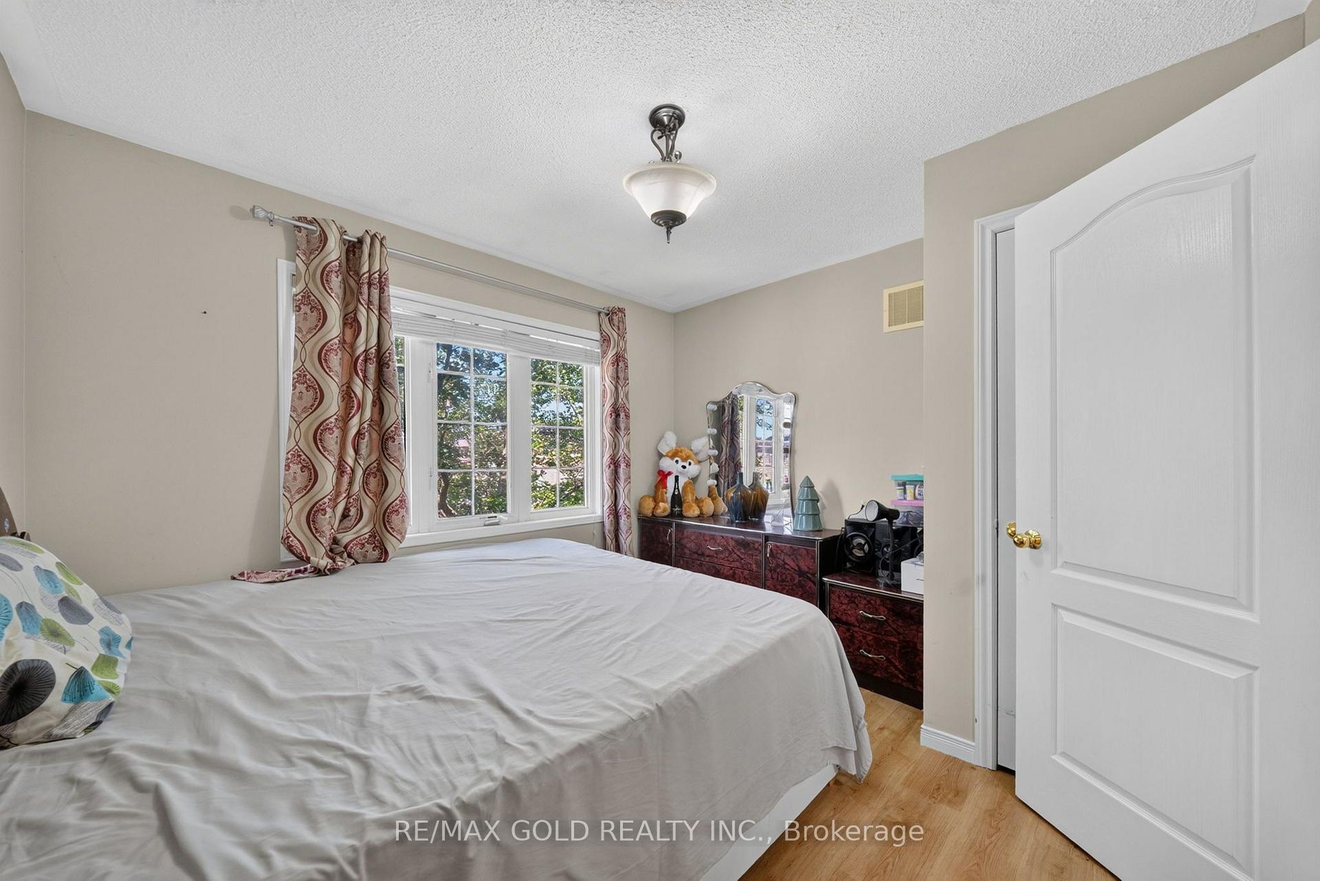 Photo 25 of 4 Sunnyview Road, Brampton, Fletcher's Meadow — HOMEH