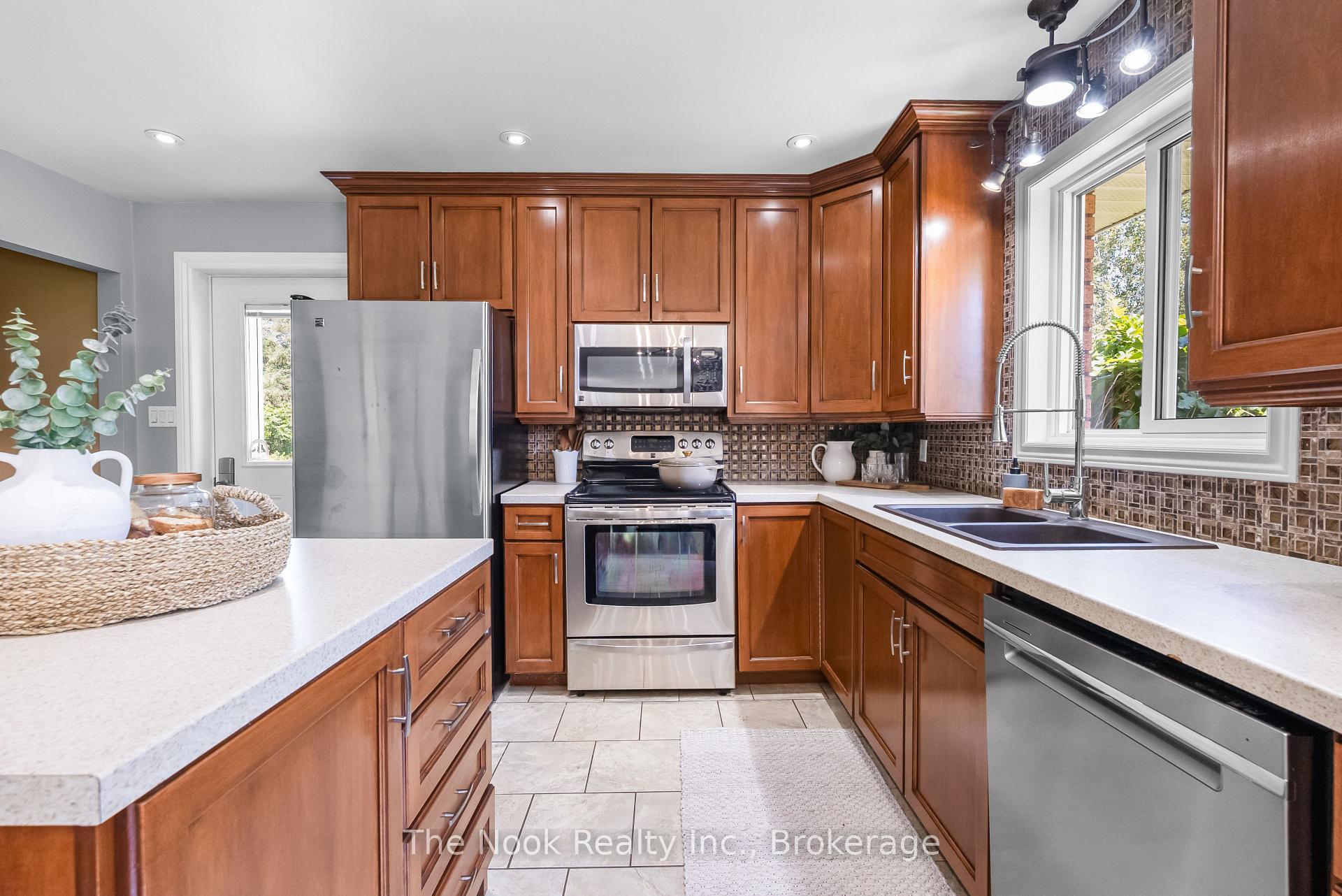 Photo 9 of 8106 County 10 Road, Port Hope, Garden Hill — HOMEH