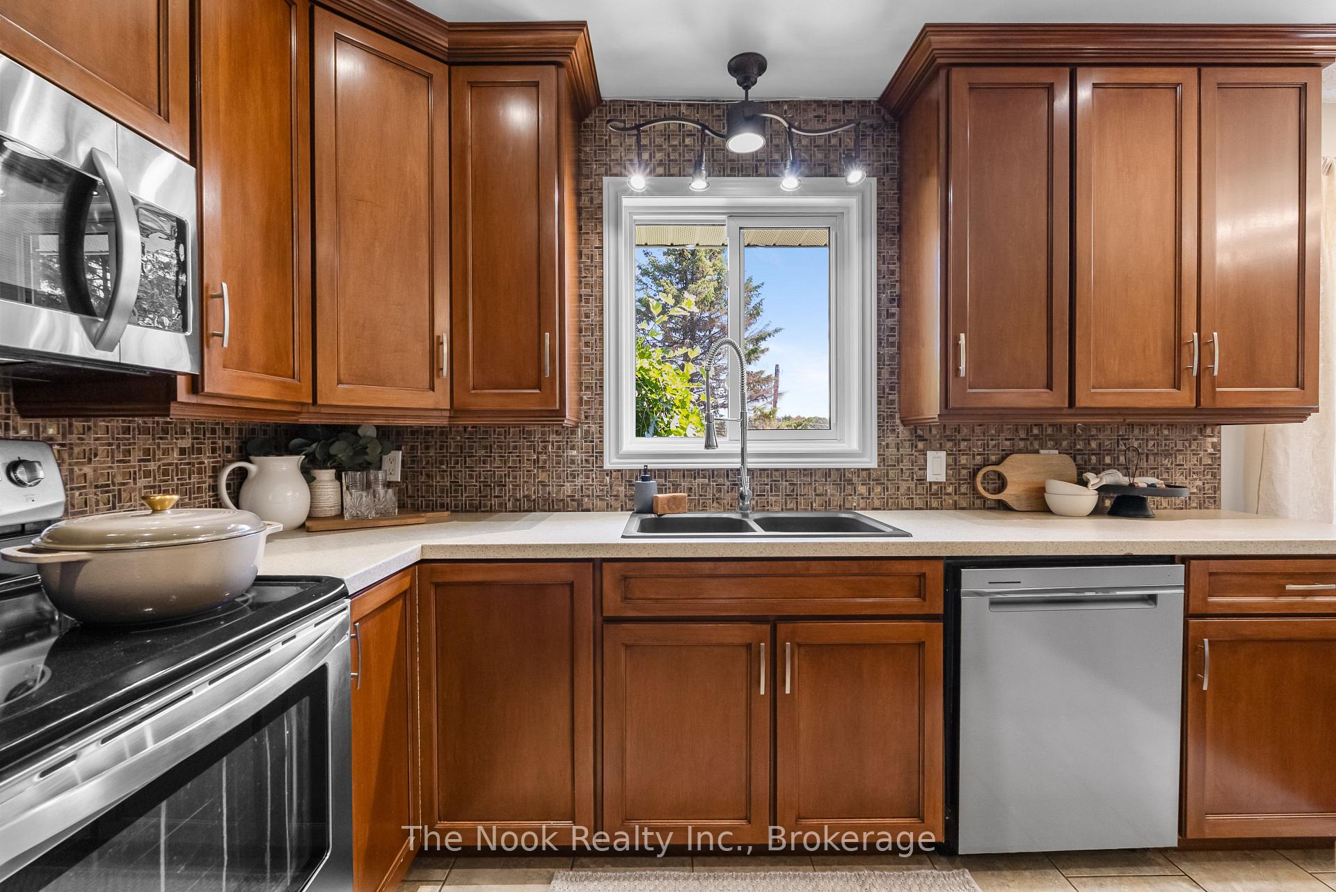 Photo 10 of 8106 County 10 Road, Port Hope, Garden Hill — HOMEH