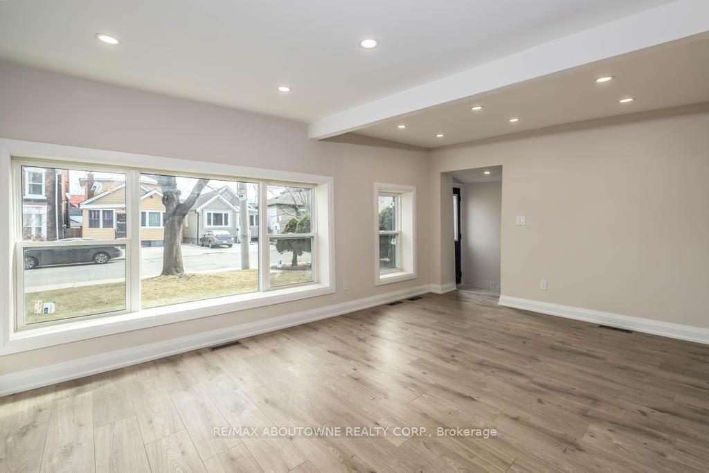 Photo 4 of 131 West Avenue N, Hamilton, Landsdale — HOMEH