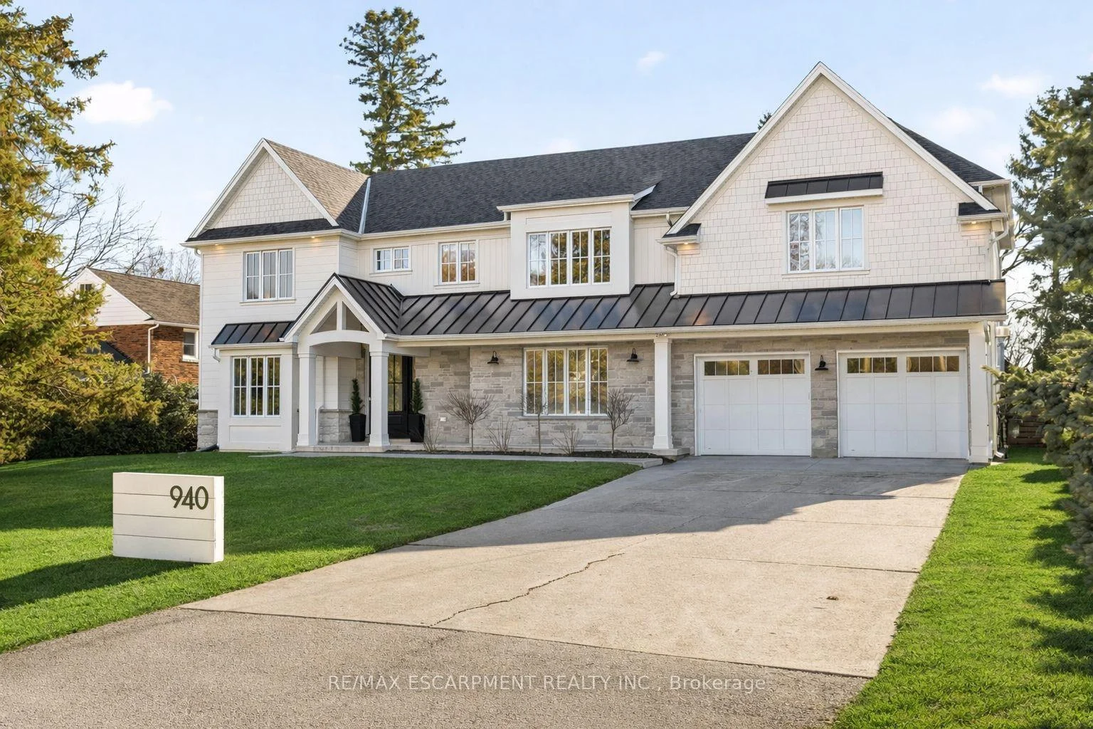 Photo 3 of 940 Gorton Avenue, Burlington, Bayview — HOMEH
