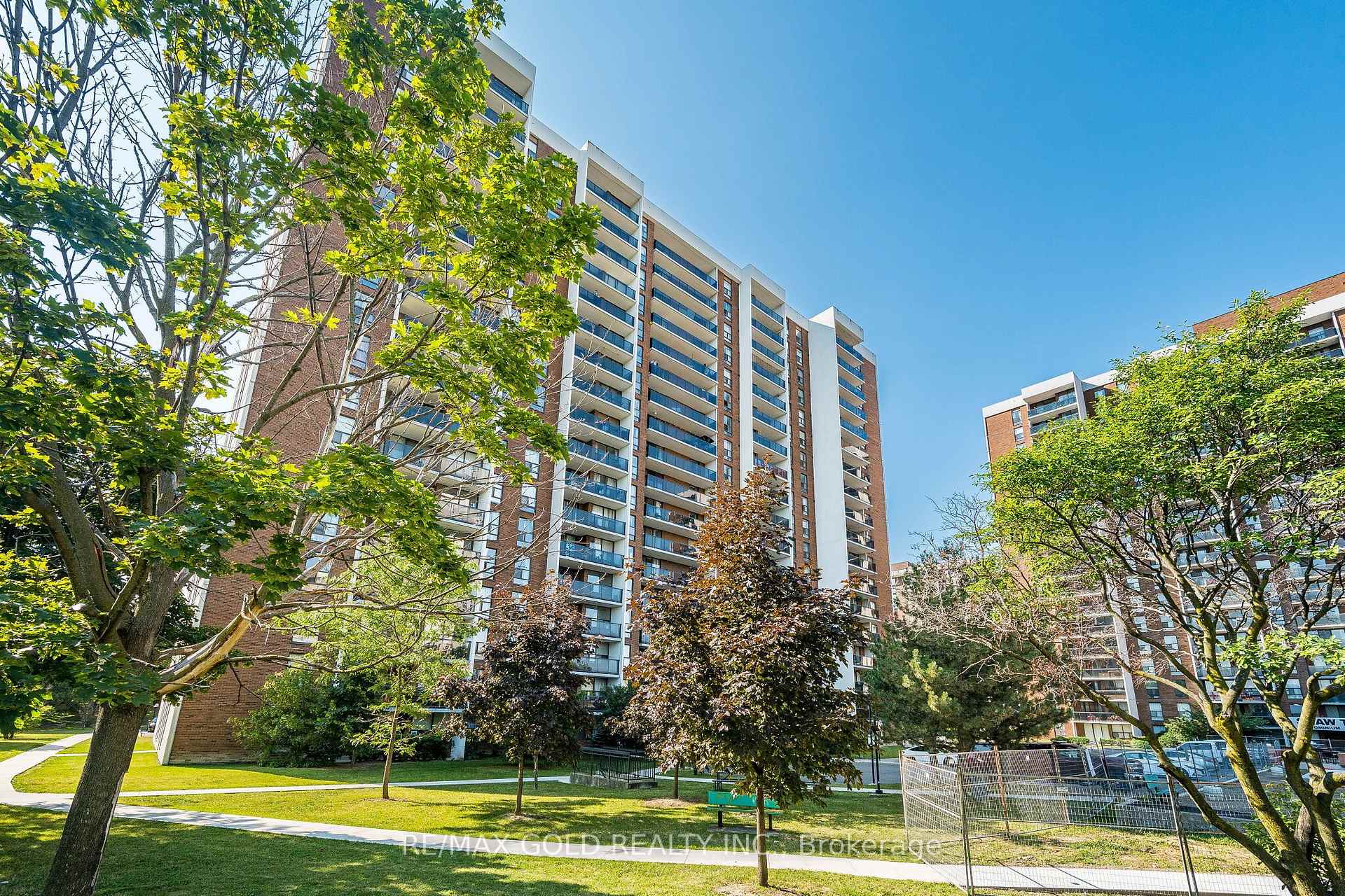 Photo 3 of Unit 407, 21 Knightsbridge Road, Brampton, Queen Street Corridor — HOMEH