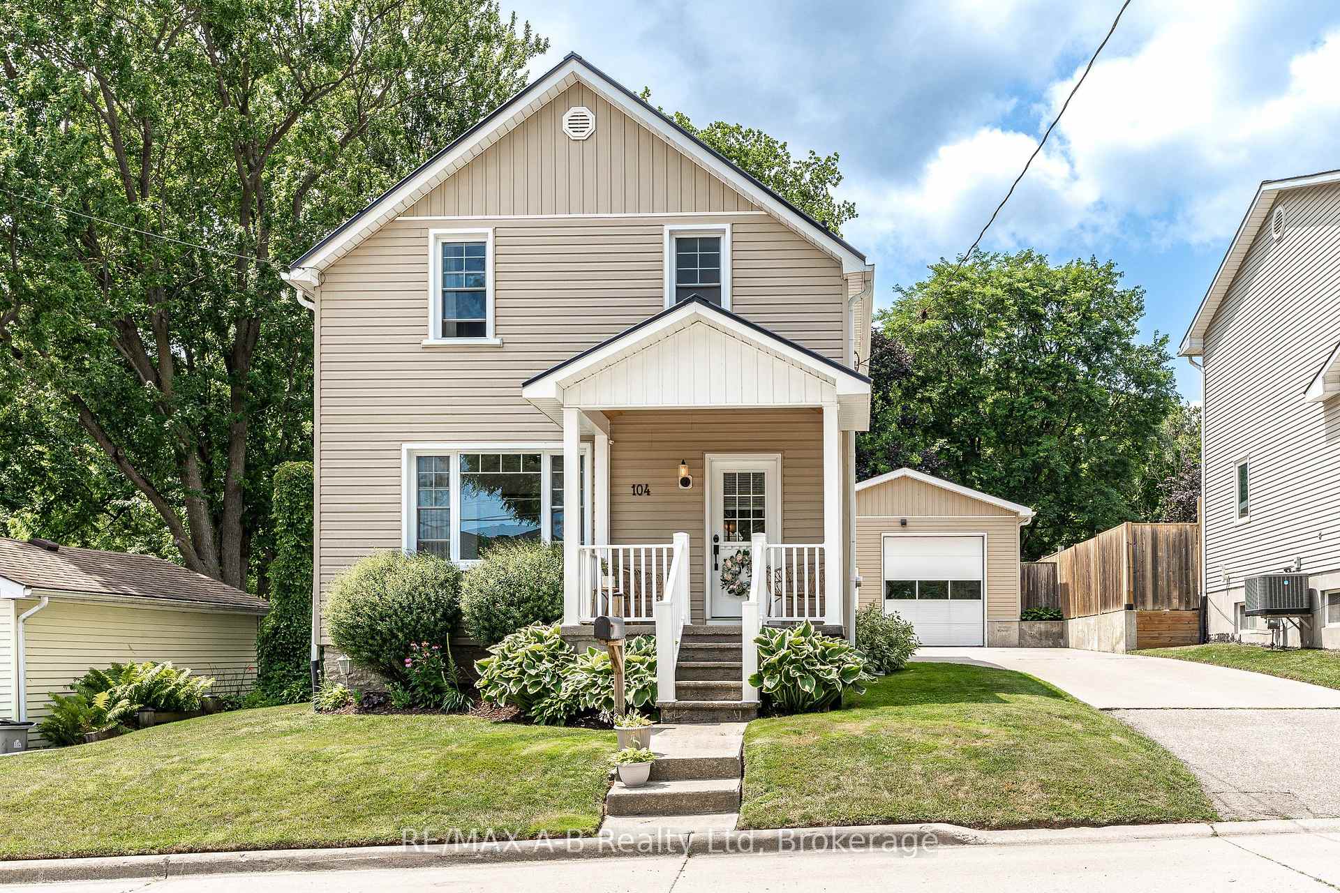 Photo of 104 Ontario Street S