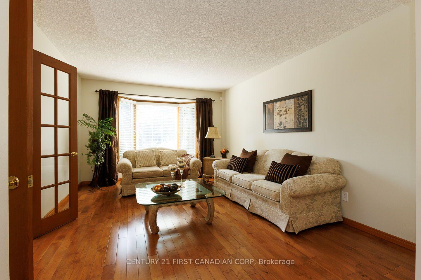 Photo 3 of 255 Deveron Crescent, London, South T — HOMEH