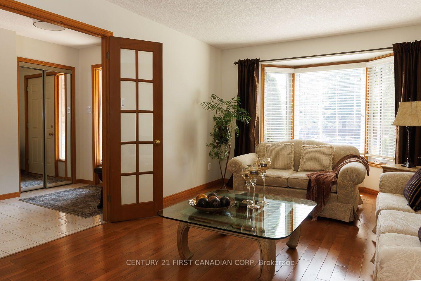Photo 5 of 255 Deveron Crescent, London, South T — HOMEH