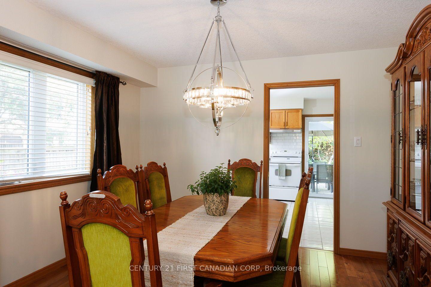 Photo 11 of 255 Deveron Crescent, London, South T — HOMEH