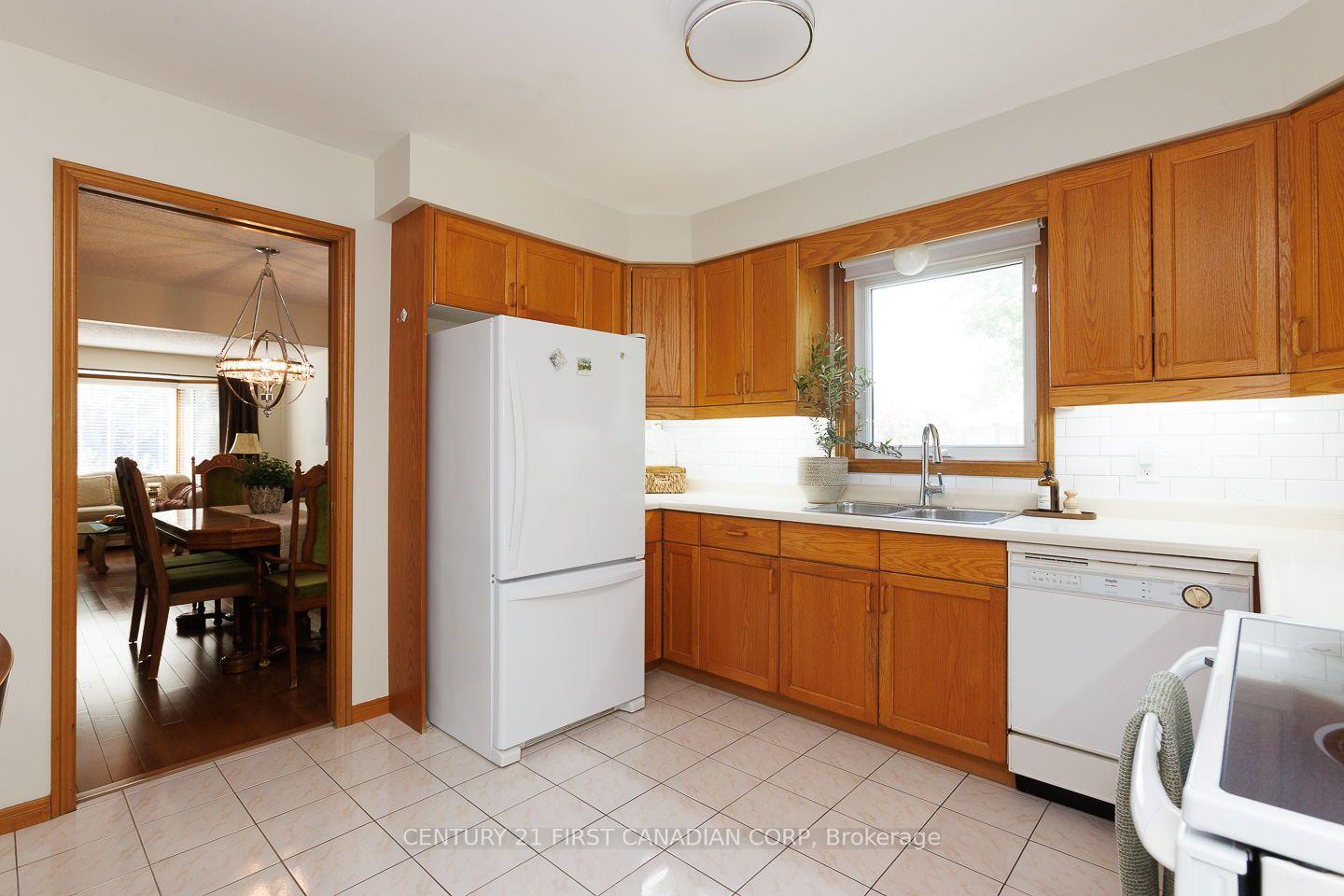 Photo 13 of 255 Deveron Crescent, London, South T — HOMEH