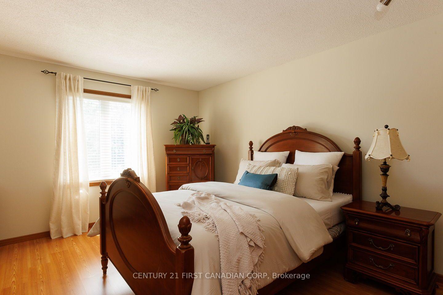 Photo 21 of 255 Deveron Crescent, London, South T — HOMEH
