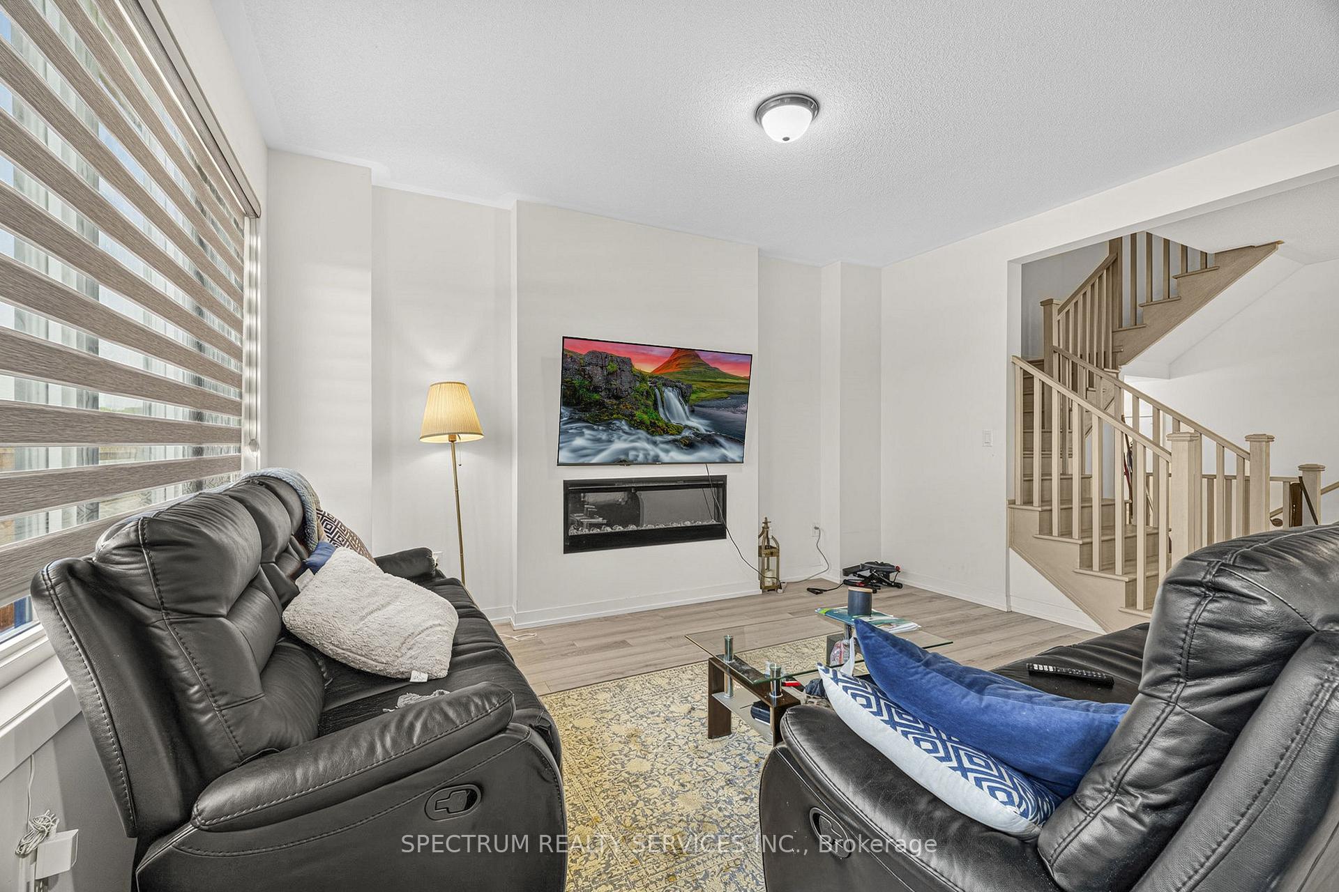 Photo 9 of 1546 Rose Way, Milton, Cobban — HOMEH