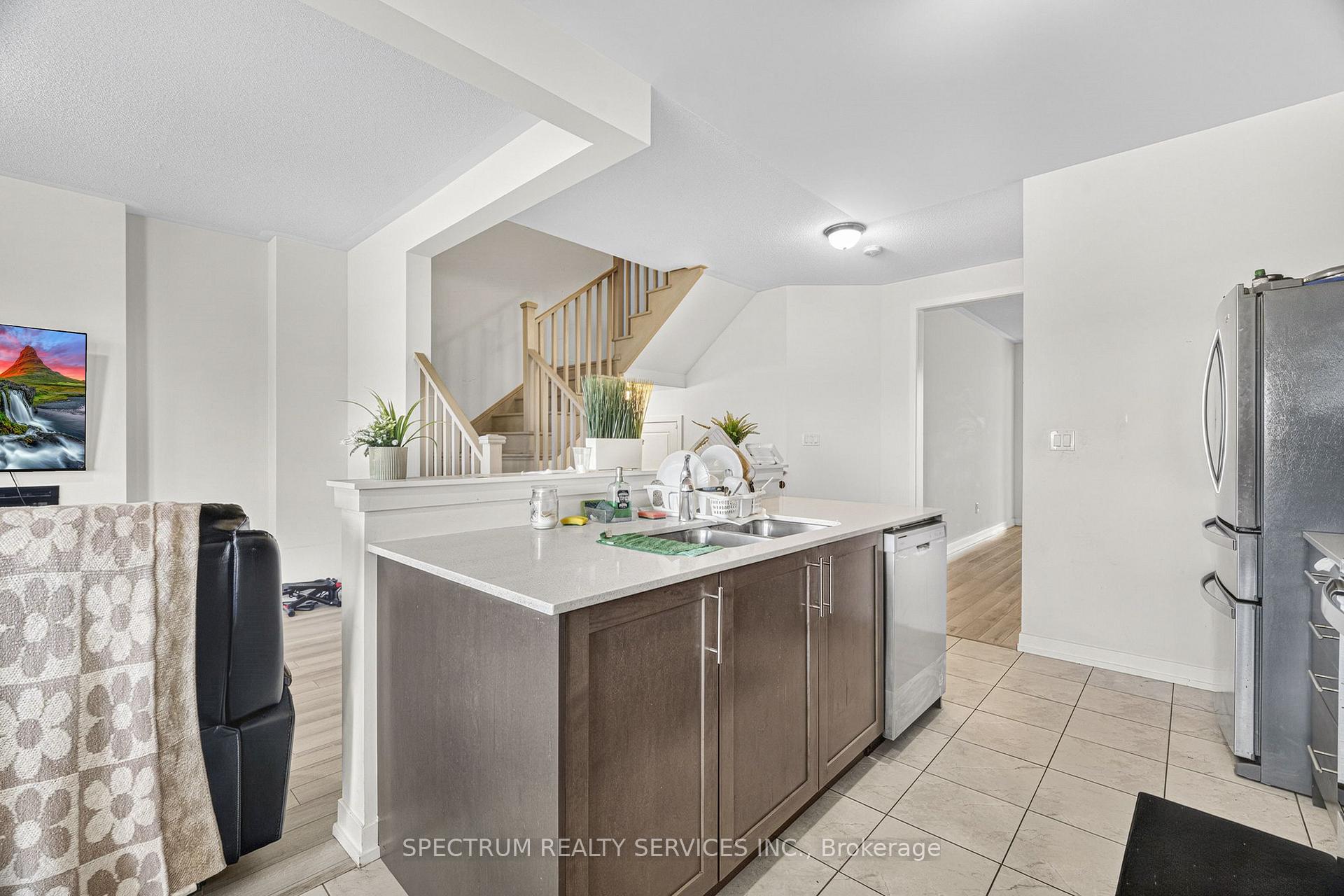 Photo 12 of 1546 Rose Way, Milton, Cobban — HOMEH