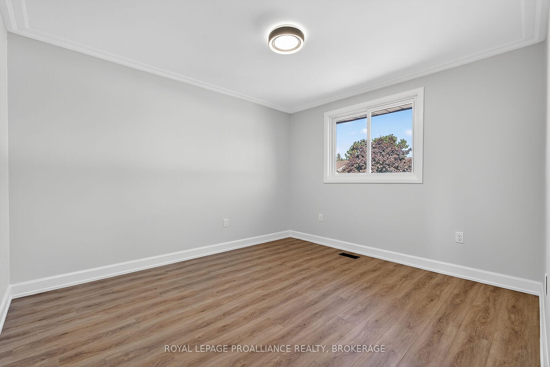 Photo 16 of 957 Oakview Avenue, Kingston, South of Taylor-Kidd Blvd — HOMEH