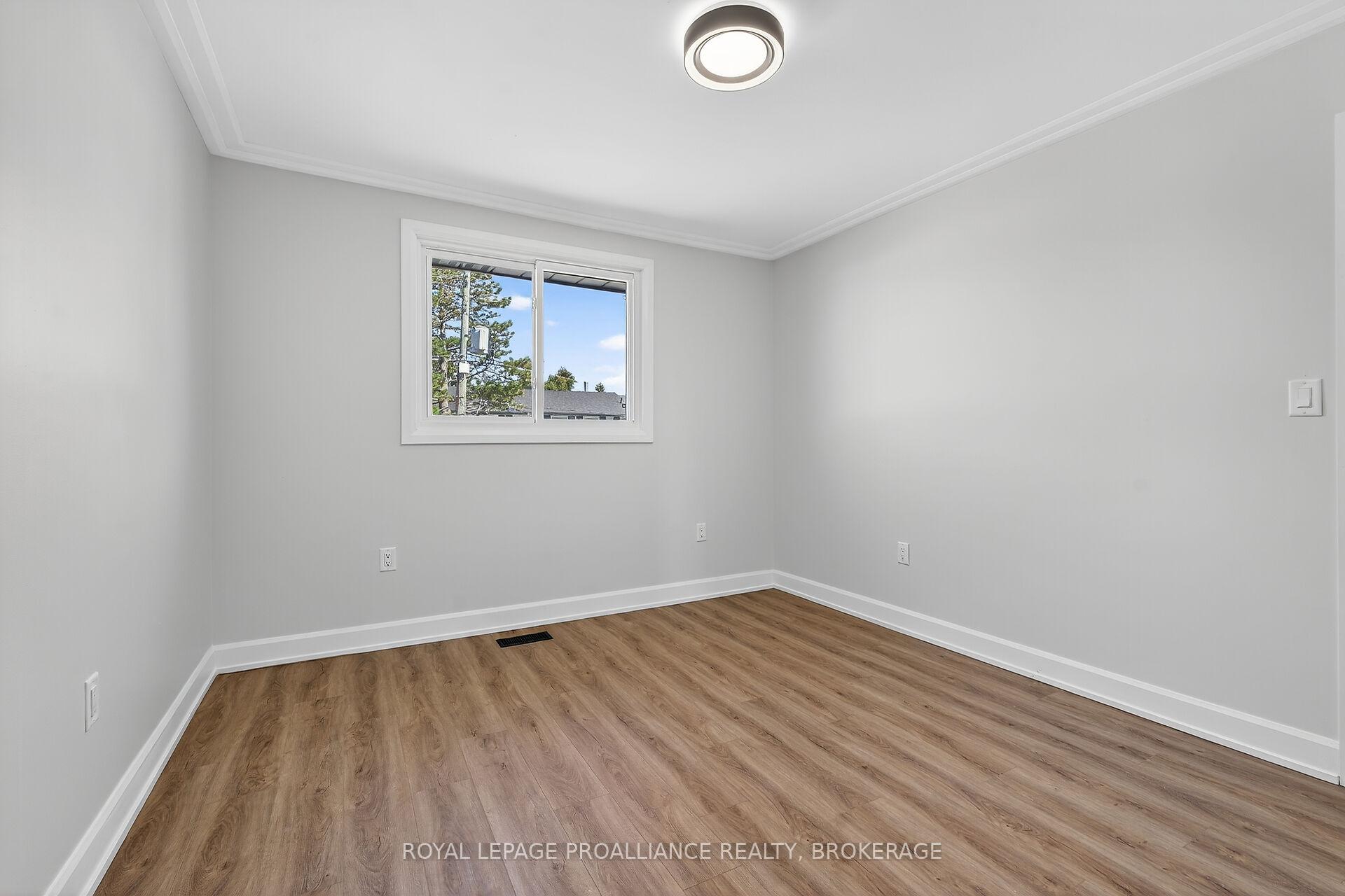 Photo 17 of 957 Oakview Avenue, Kingston, South of Taylor-Kidd Blvd — HOMEH