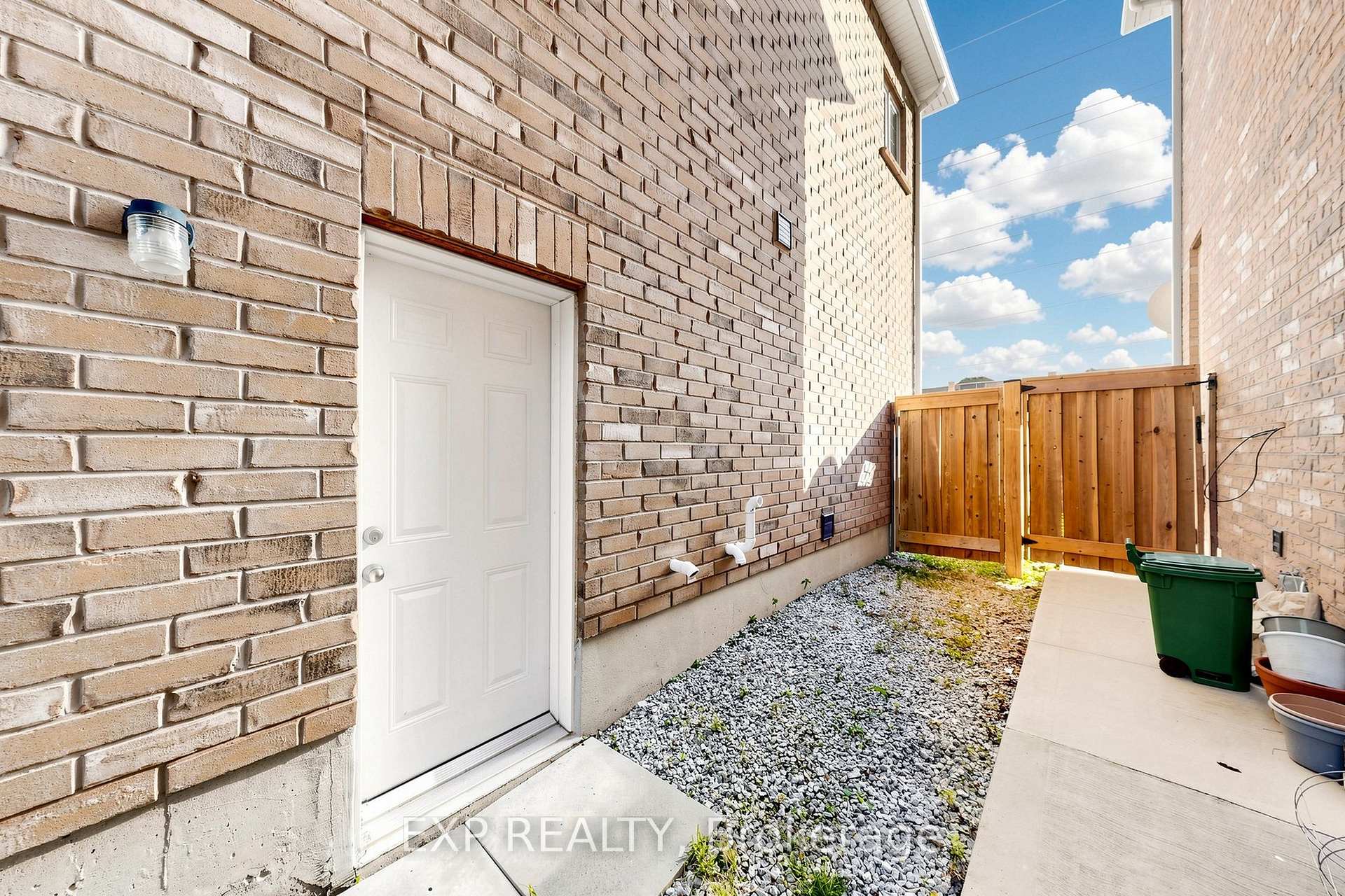 Photo 4 of 10 Borrelli Drive, Brampton, Credit Valley — HOMEH