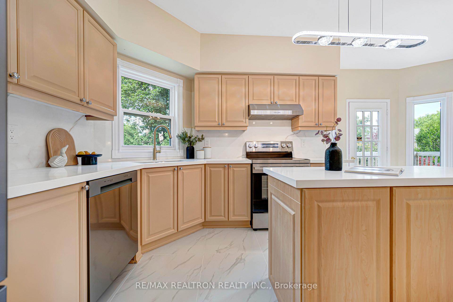 Photo 11 of 27 Captain Francis Drive, Markham, Buttonville — HOMEH
