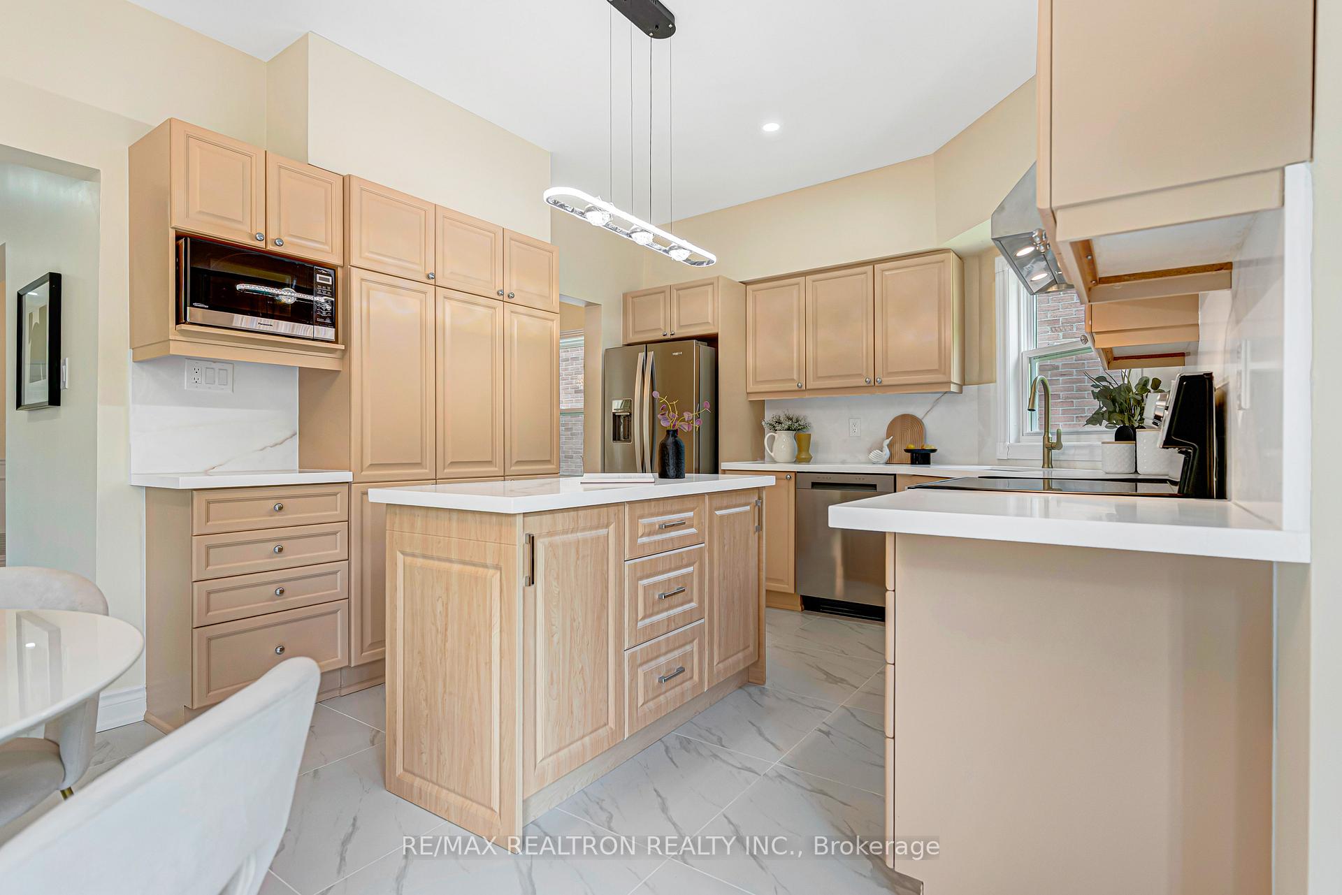 Photo 15 of 27 Captain Francis Drive, Markham, Buttonville — HOMEH