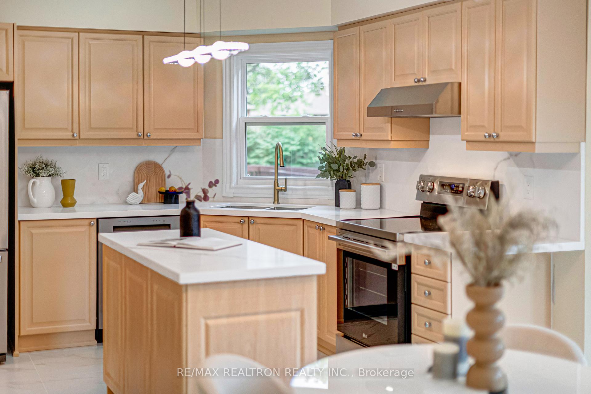 Photo 32 of 27 Captain Francis Drive, Markham, Buttonville — HOMEH