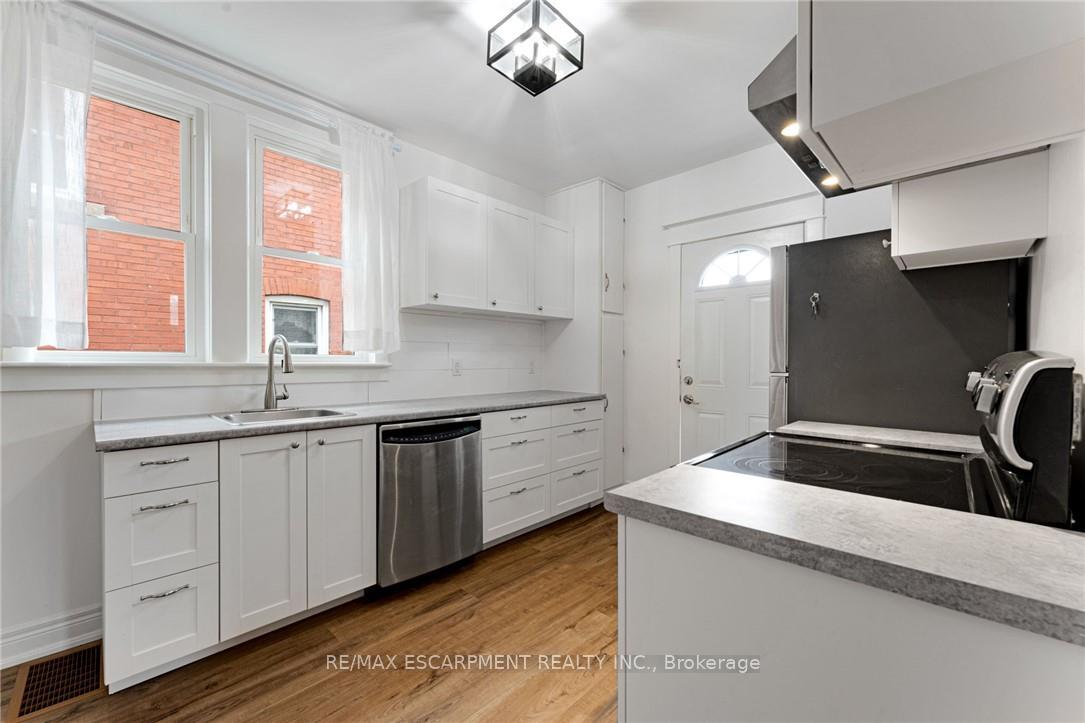 Photo 10 of 112 Oakland Avenue, Welland, Broadway — HOMEH