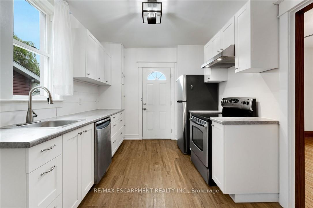 Photo 11 of 112 Oakland Avenue, Welland, Broadway — HOMEH