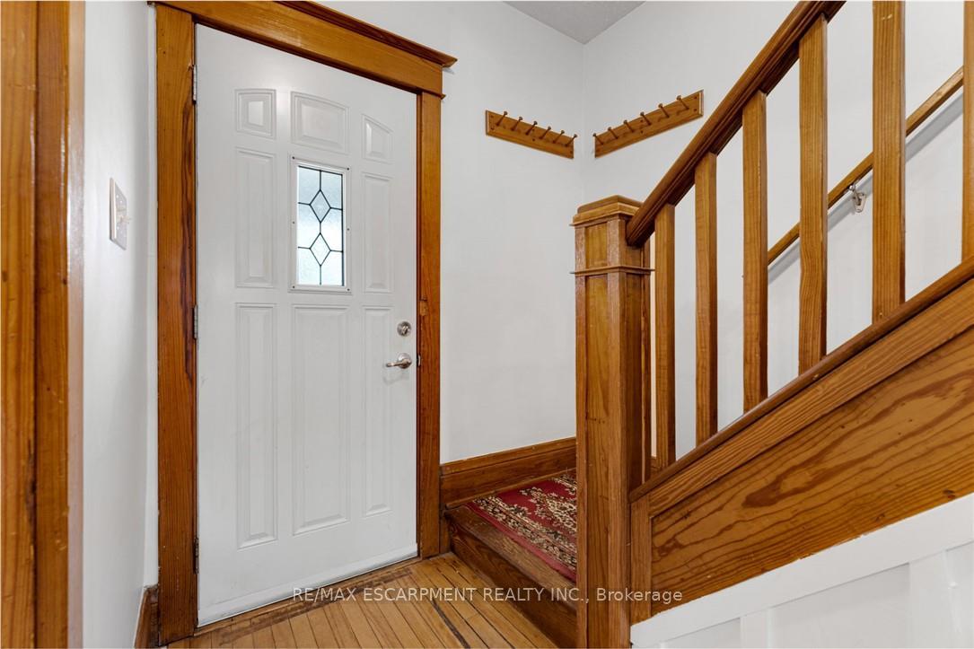 Photo 13 of 112 Oakland Avenue, Welland, Broadway — HOMEH