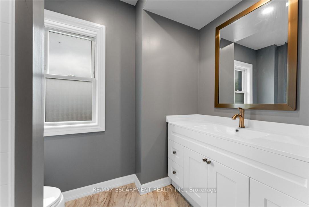 Photo 14 of 112 Oakland Avenue, Welland, Broadway — HOMEH