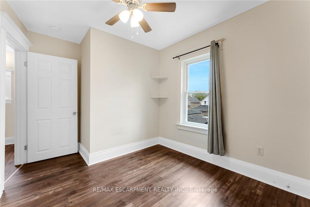 Photo 17 of 112 Oakland Avenue, Welland, Broadway — HOMEH