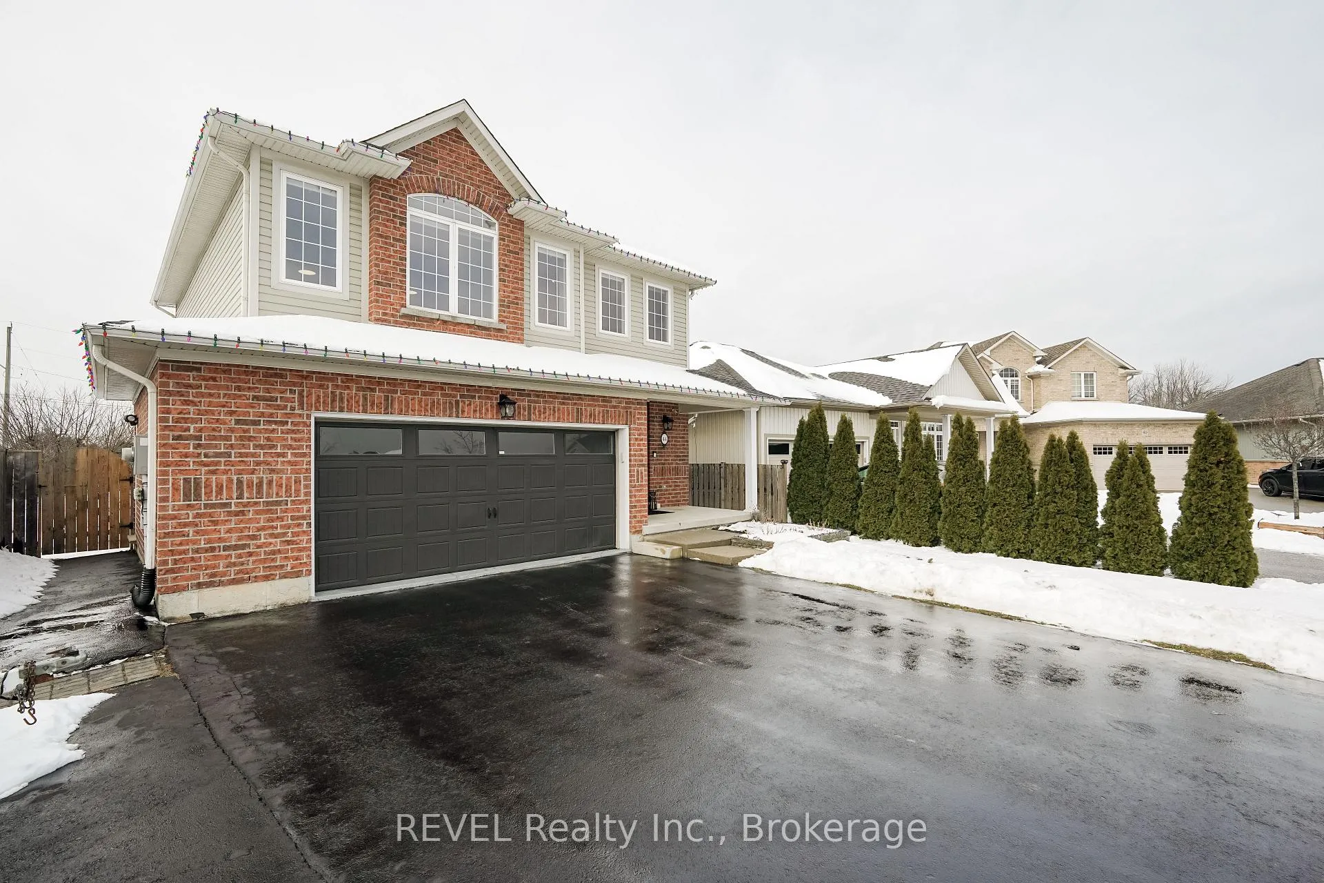 Photo 2 of 44 Sidare Court, Grimsby, Grimsby Beach — HOMEH