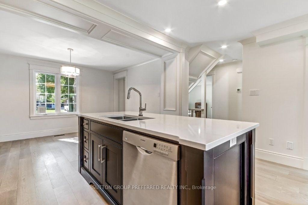 Photo 14 of 54 Lloyd Manor Crescent, London, North M — HOMEH