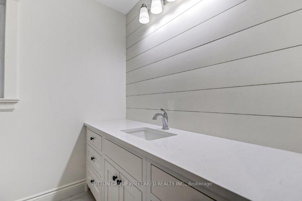 Photo 17 of 54 Lloyd Manor Crescent, London, North M — HOMEH