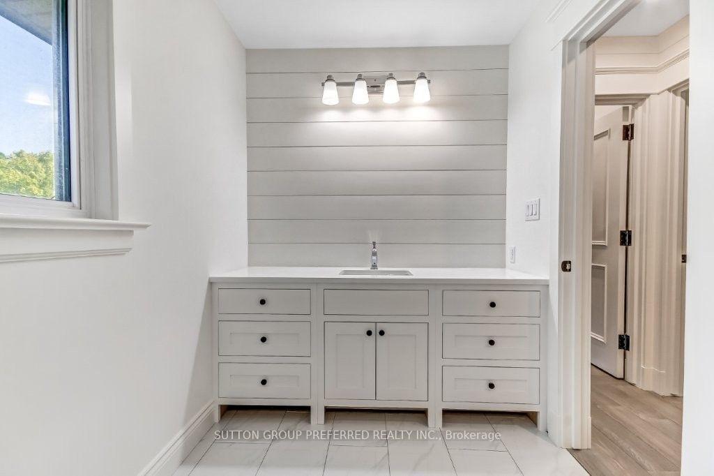Photo 19 of 54 Lloyd Manor Crescent, London, North M — HOMEH