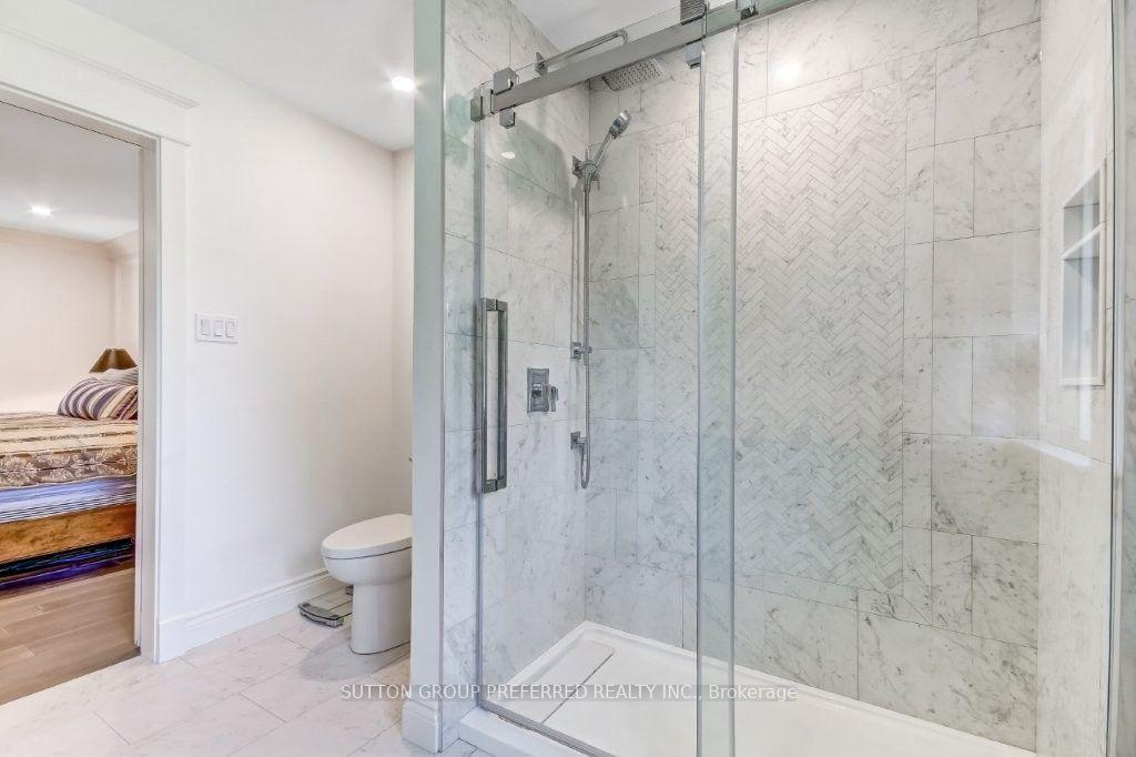 Photo 24 of 54 Lloyd Manor Crescent, London, North M — HOMEH