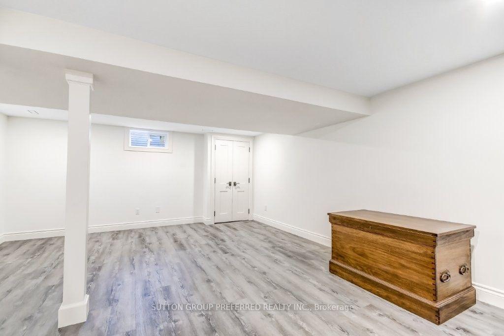 Photo 27 of 54 Lloyd Manor Crescent, London, North M — HOMEH