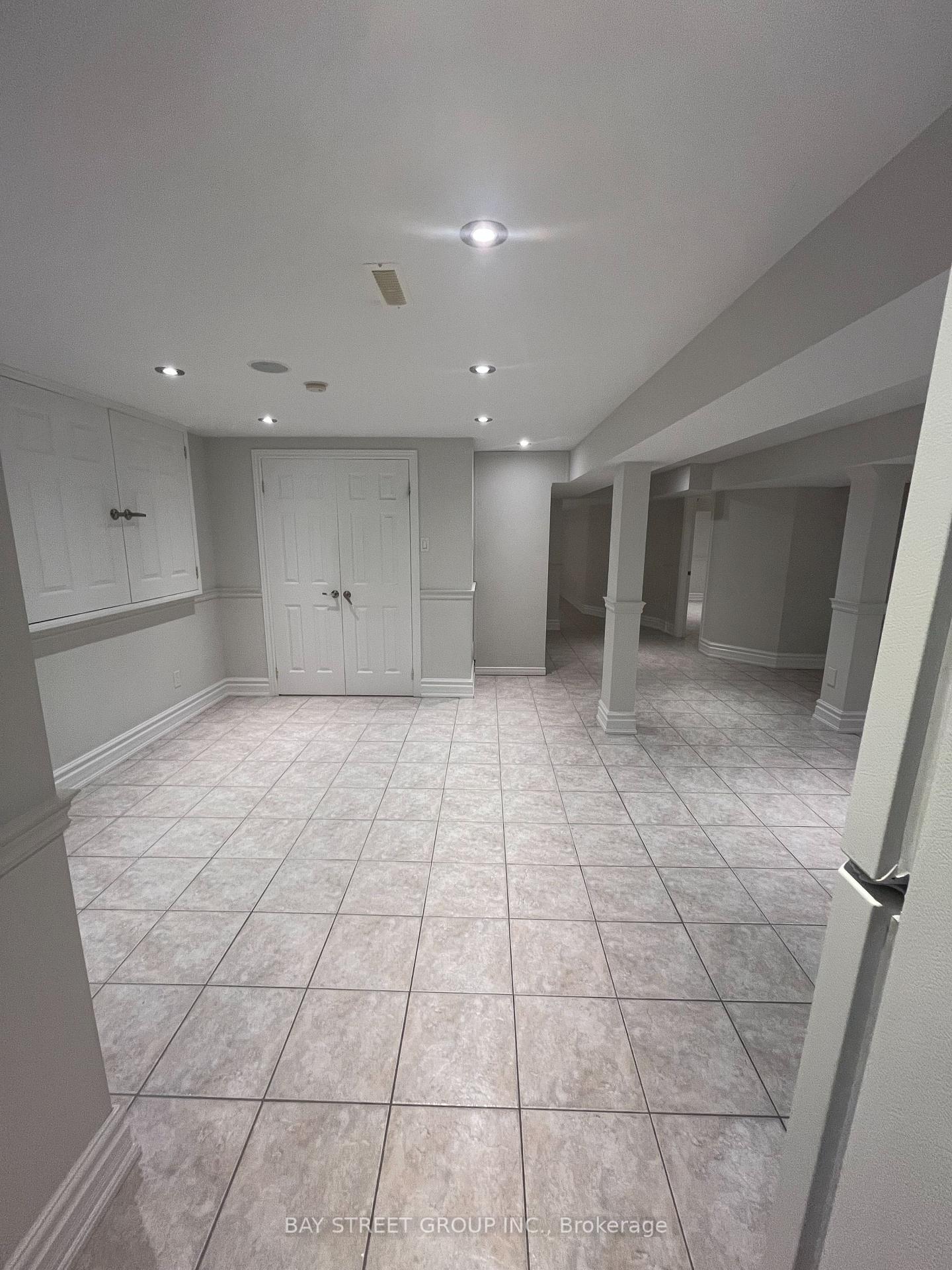 Photo 5 of 25 Kirkbride Crescent, Vaughan, Maple — HOMEH