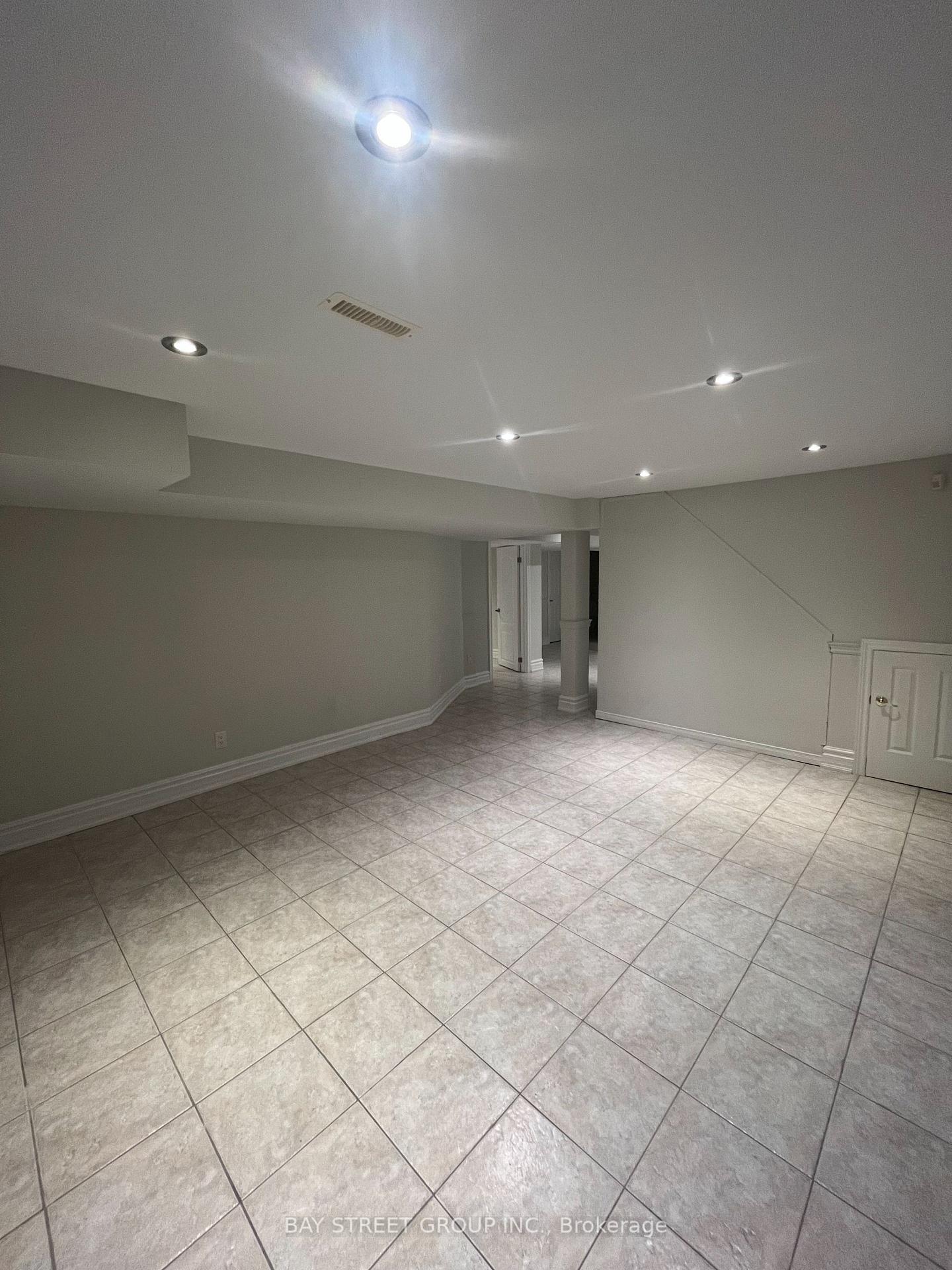 Photo 7 of 25 Kirkbride Crescent, Vaughan, Maple — HOMEH