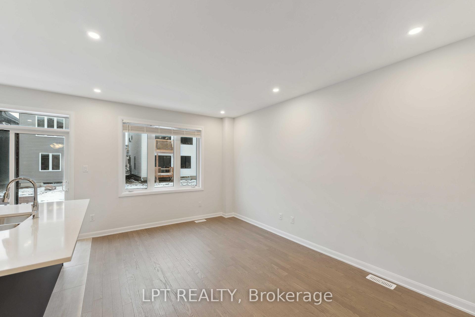 Photo 3 of 711 Fairline Row, Ottawa, Kanata - Emerald Meadows/Trailwest — HOMEH