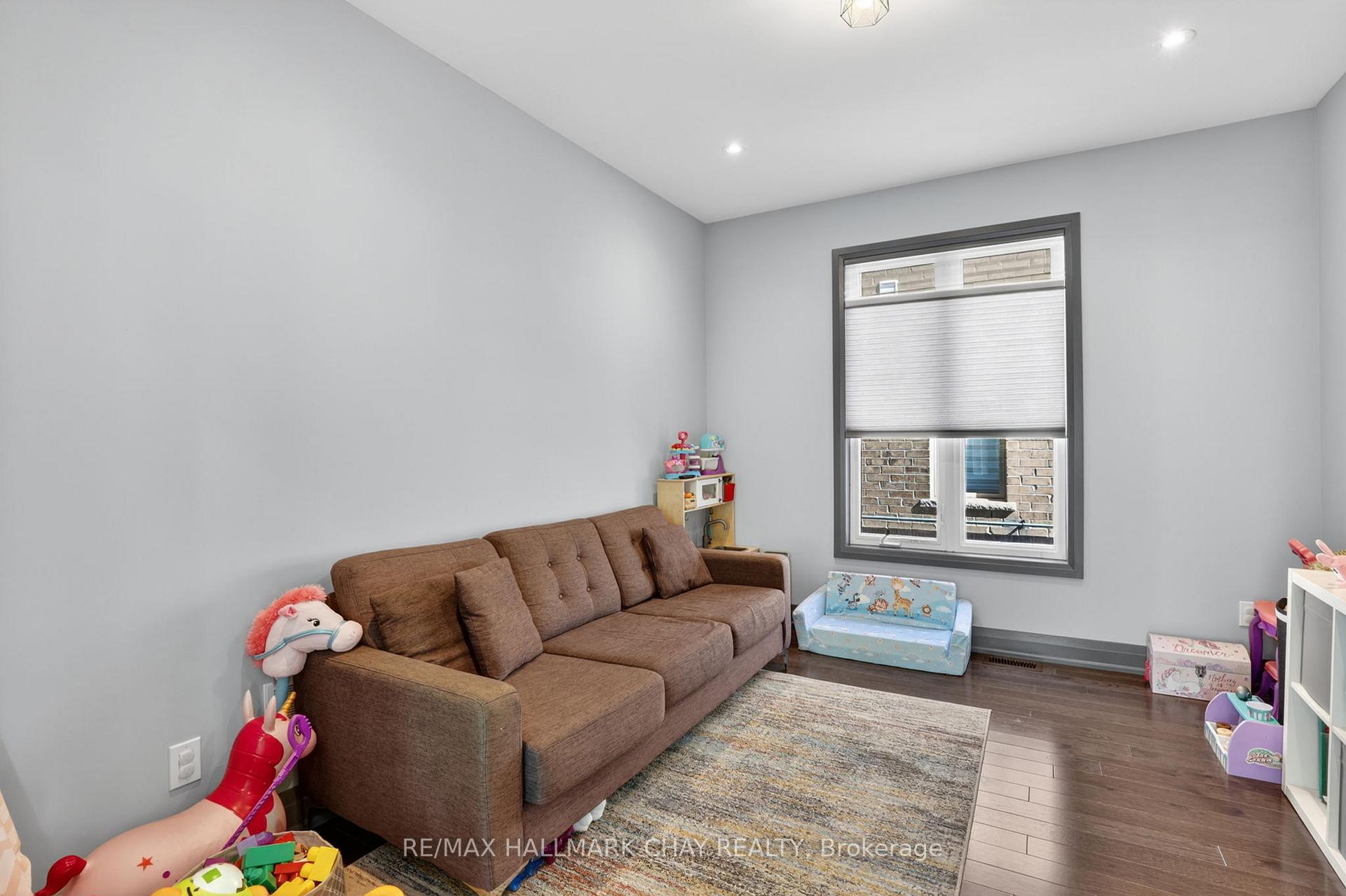 Photo 11 of 43 Walls Crescent, New Tecumseth, Tottenham — HOMEH