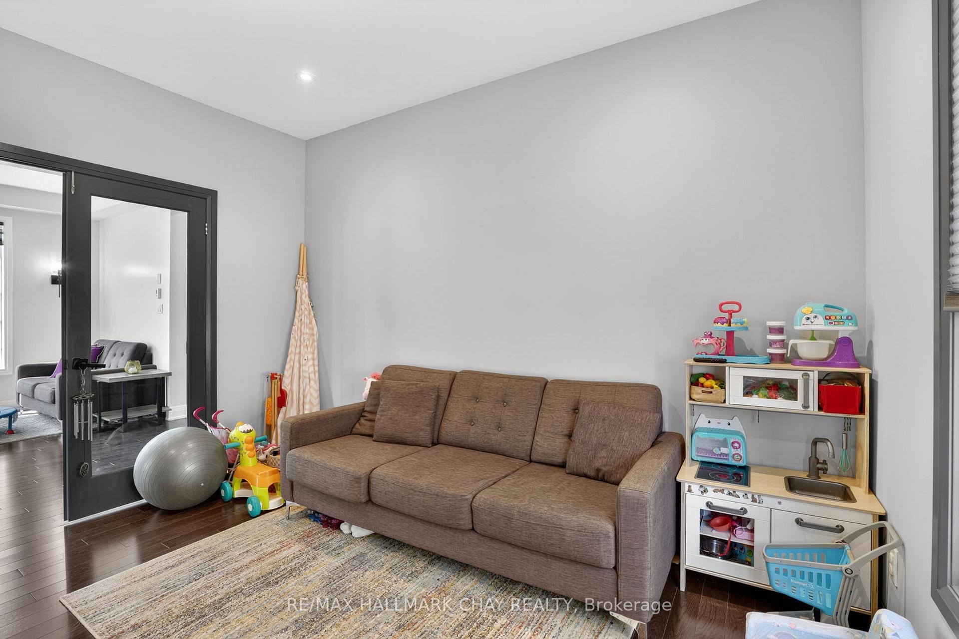 Photo 12 of 43 Walls Crescent, New Tecumseth, Tottenham — HOMEH