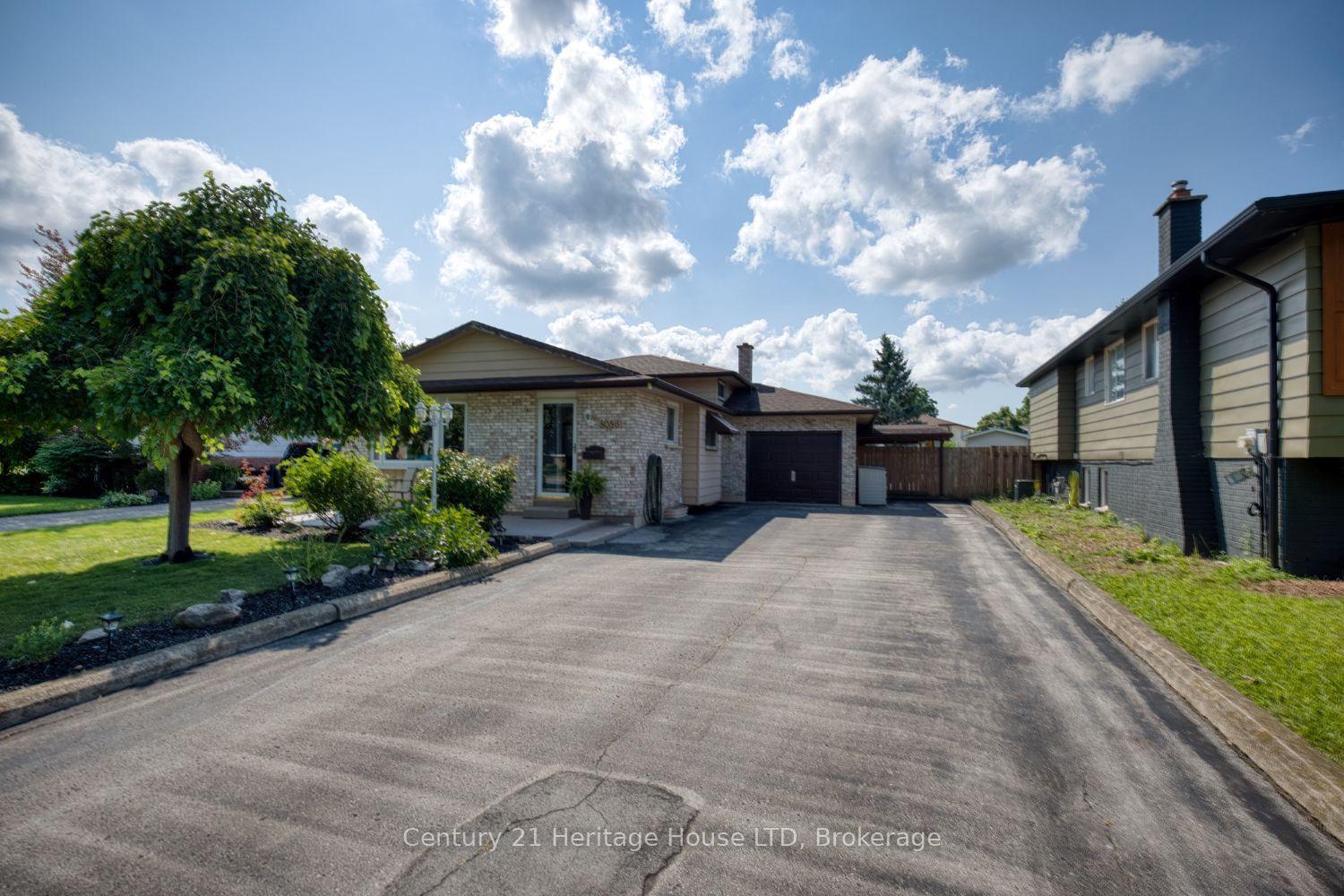 Photo 1 of 8086 Paddock Trail Drive, Niagara Falls, Ascot — HOMEH