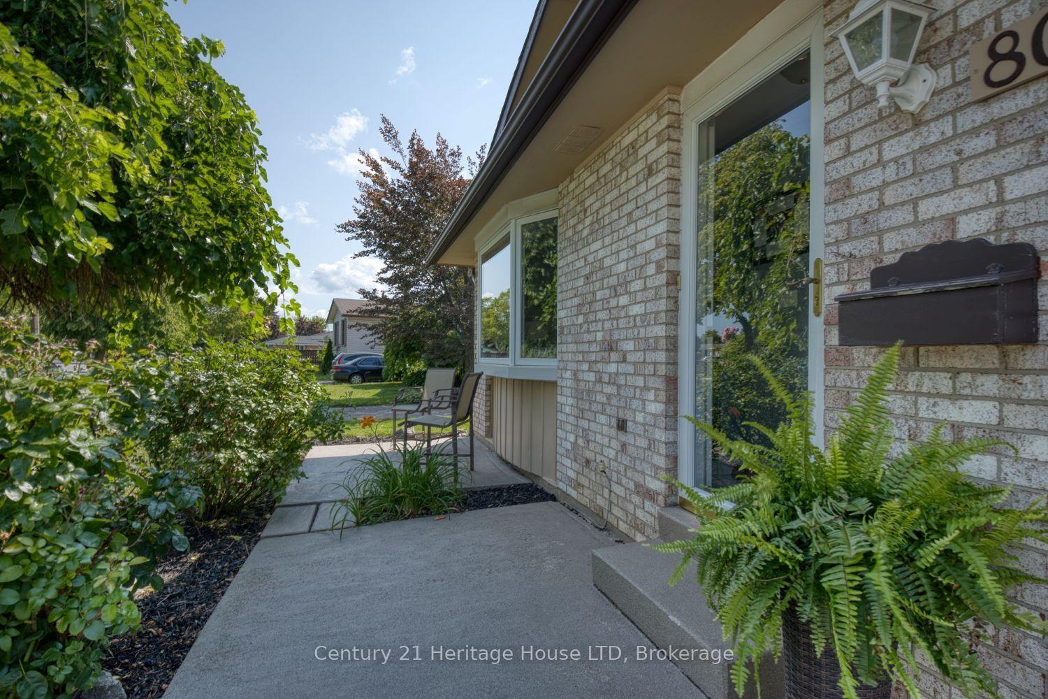 Photo 2 of 8086 Paddock Trail Drive, Niagara Falls, Ascot — HOMEH