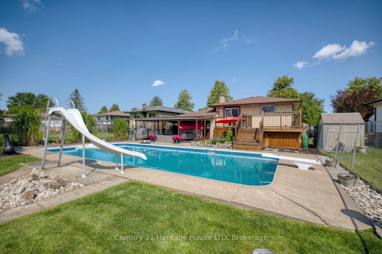 Photo 3 of 8086 Paddock Trail Drive, Niagara Falls, Ascot — HOMEH