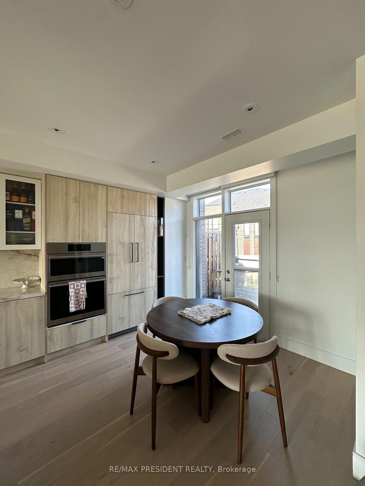 Photo 2 of 63 Holyrood Crescent, Vaughan, Kleinburg — HOMEH