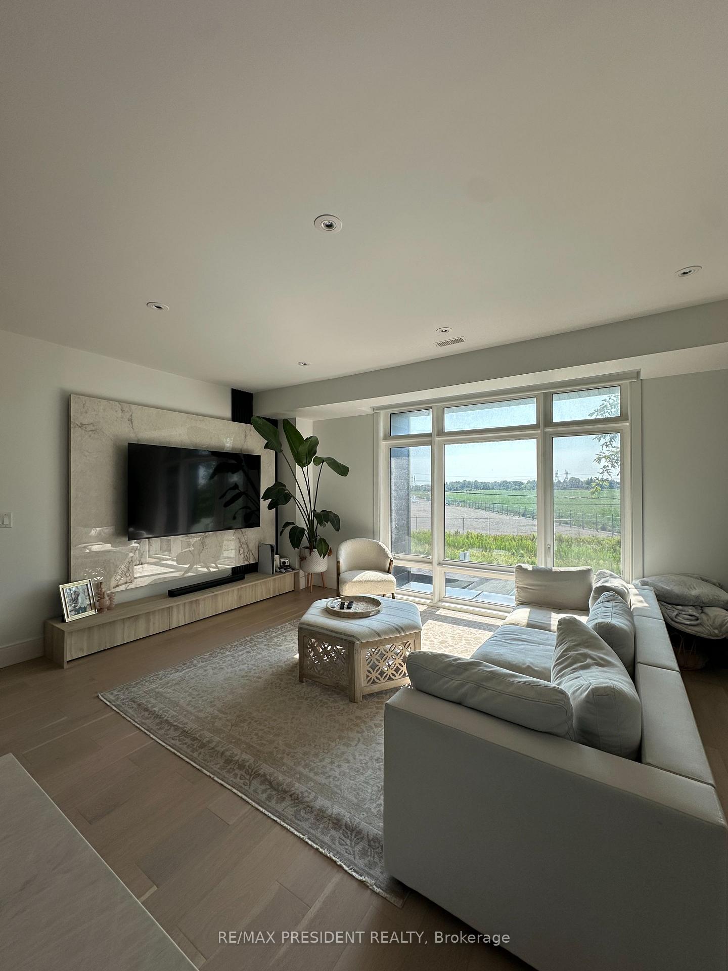 Photo 4 of 63 Holyrood Crescent, Vaughan, Kleinburg — HOMEH